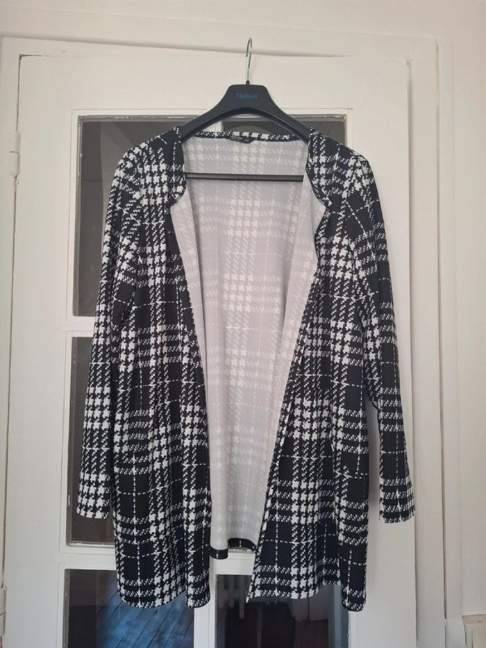 Veste noire et blanche