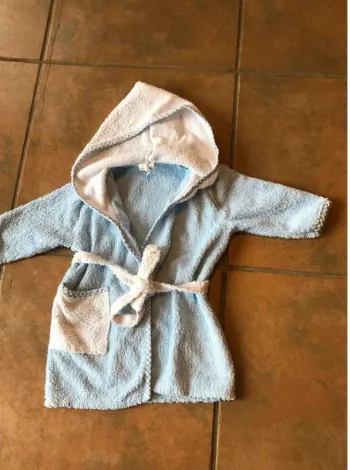 Peignoir enfant état  neuf  (18  mois)