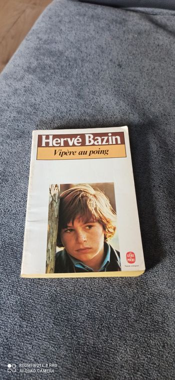 Livre vipere au poing