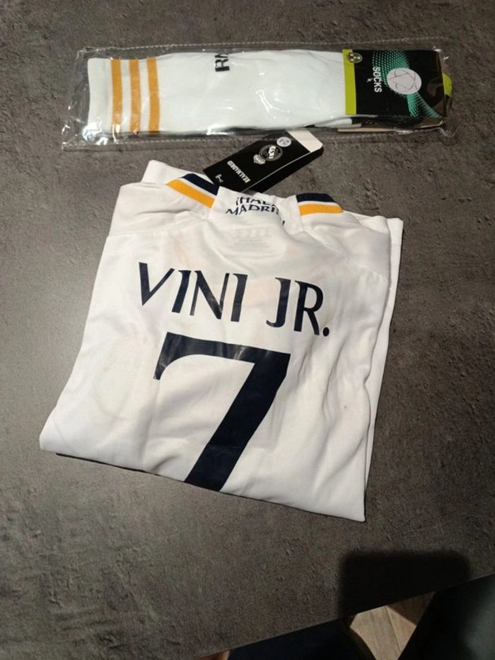 Tenue football real Madrid Vini Jr blanc. T24 - photo numéro 4