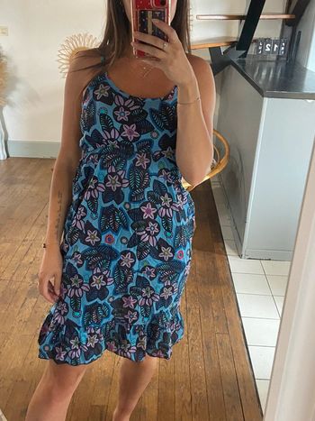 Robe bleue à motifs