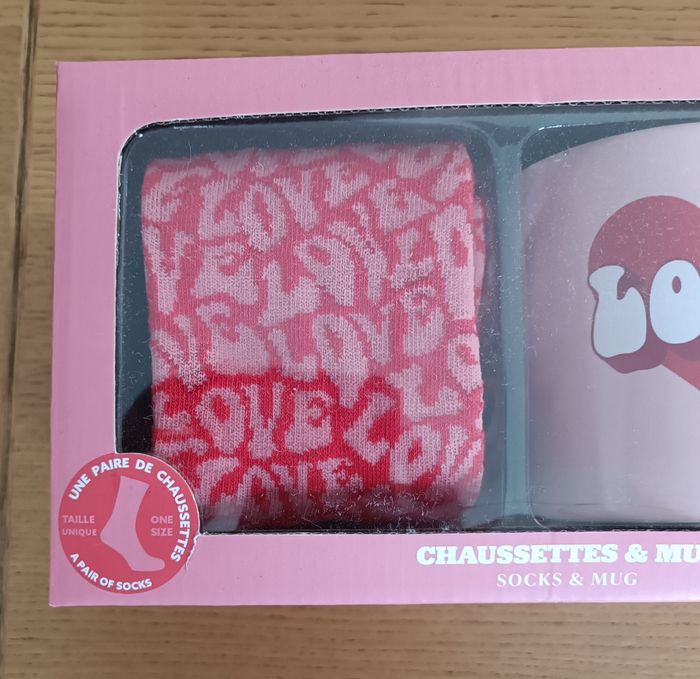 Coffret cadeau mug faïence LOVE et 1 paire de chaussettes assorties femme 36/37 - photo numéro 3