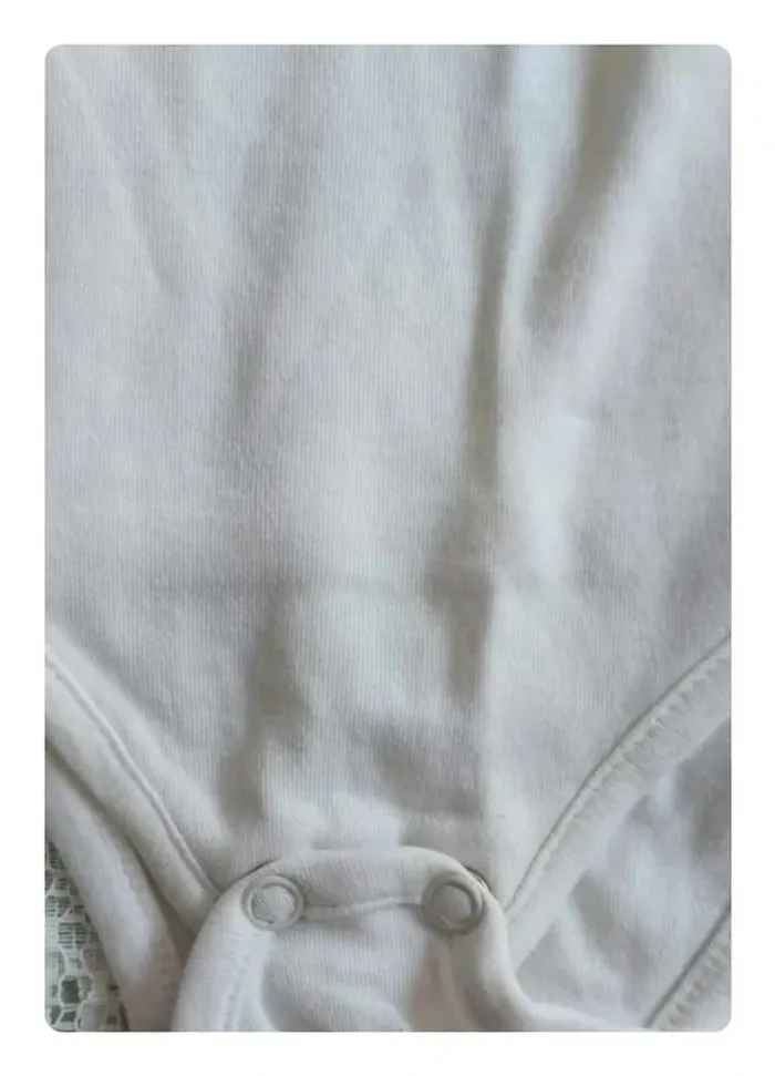 Body manches longues blanc - Motif " Flower Girl" , en très bon état, taille 1 mois - photo numéro 2