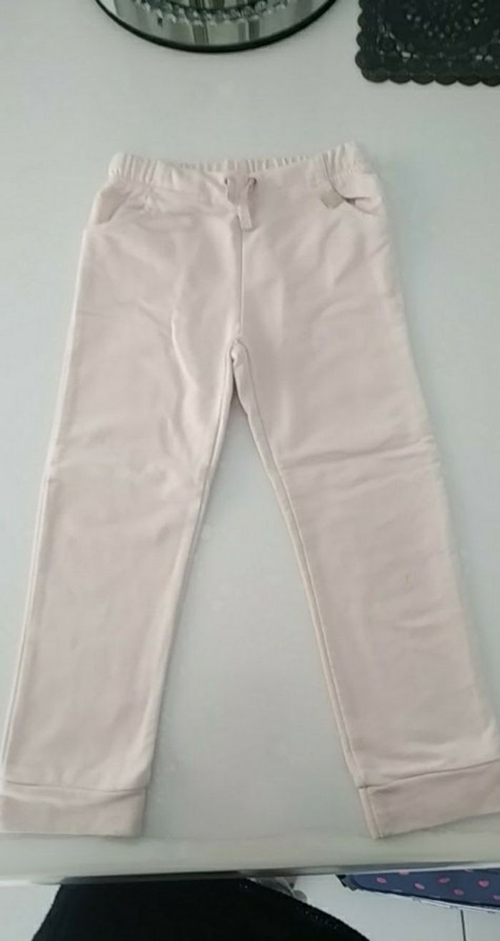 Bas de jogging rose pâle. 4 ans. Bon état général.