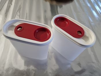 2 boîtes placard tupperware