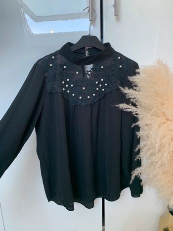 Blouse chic  avec perle et dentelle