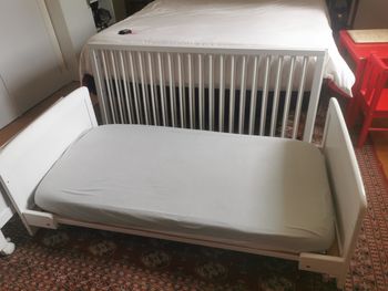 Lit à barreaux bébé en bois