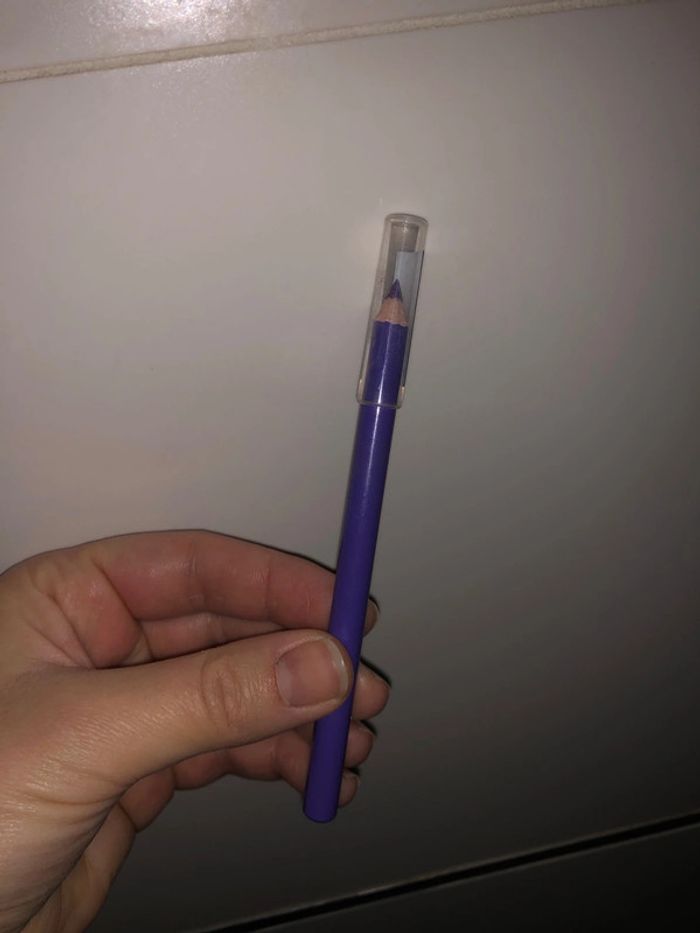 Crayon maquillage violet