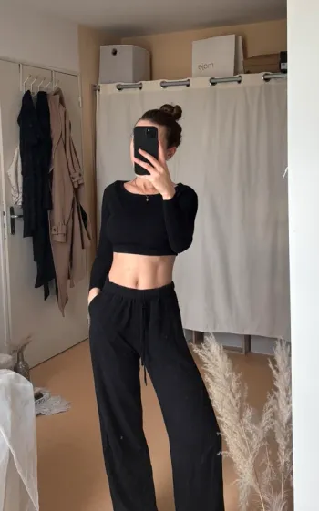 Haut crop top noir à manches longues