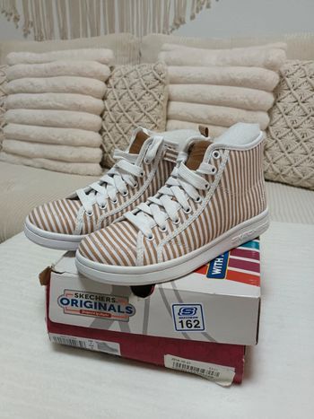 Jolie paire de tennis montantes à mémoire de forme Skechers pointure 35 neuves