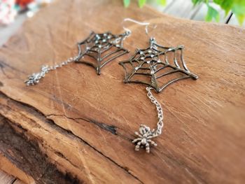 Boucles  d'oreilles fantaisies toile d'araignée et sa toile