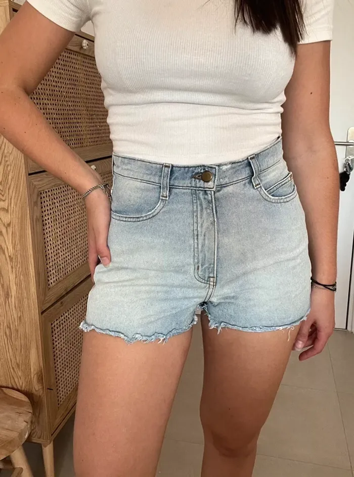 Short en jean bleu clair American Apparel - photo numéro 2