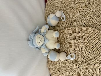 LUTIN PRISCILLA LARSEN DOUDOU ACCROCHE ATTACHE POUSSETTE JOLLYBABY JOLLY BABY A GRELOT PELUCHE