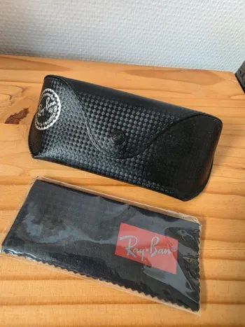 Boîtier lunettes Ray-Ban avec essuie lunettes