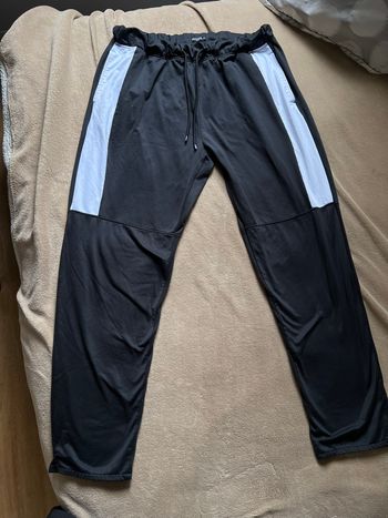 Pantalon de sport noir à bandes blanches