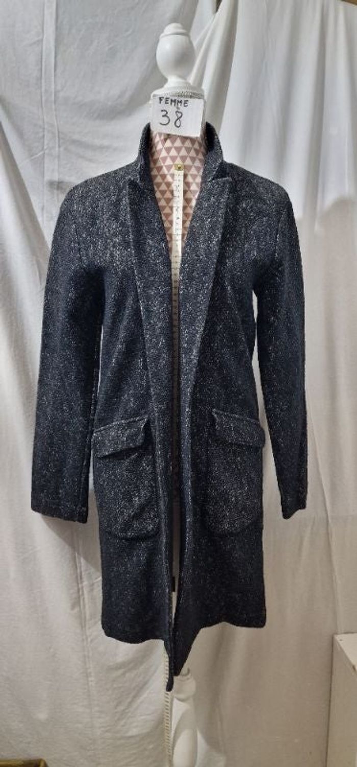 Veste, noir chiné, en très très bon état, 2 poches devant, en coton&polyester,longueur 87cm,