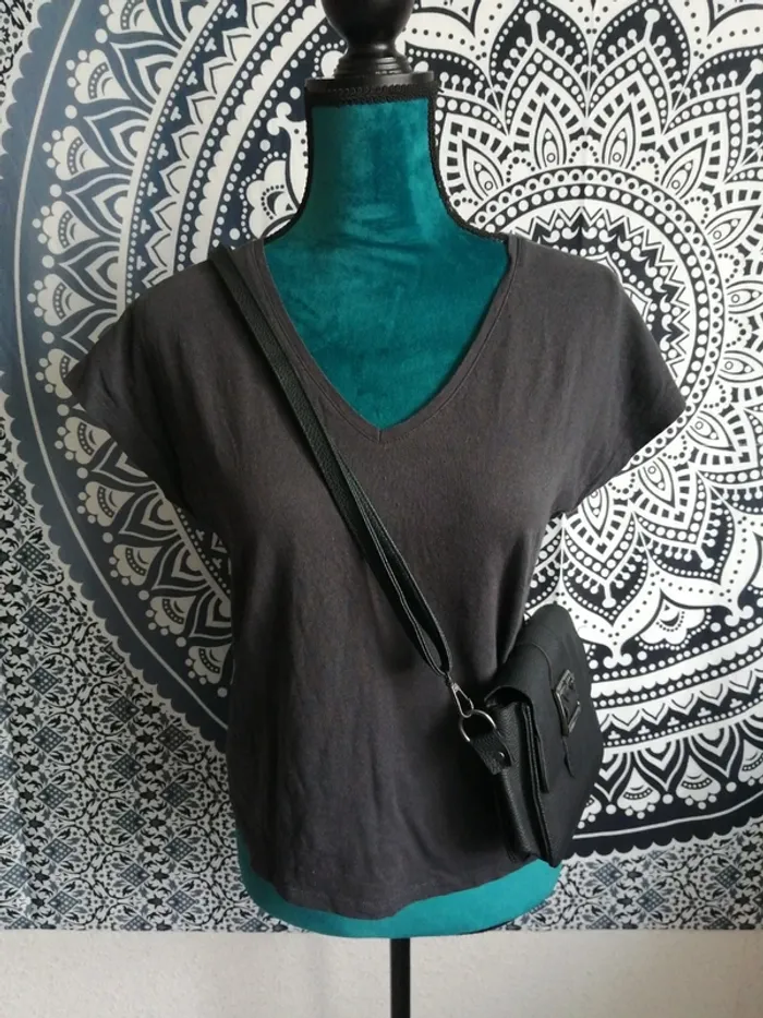 Tee-shirt gris foncé basique col v / camaïeu / (S)