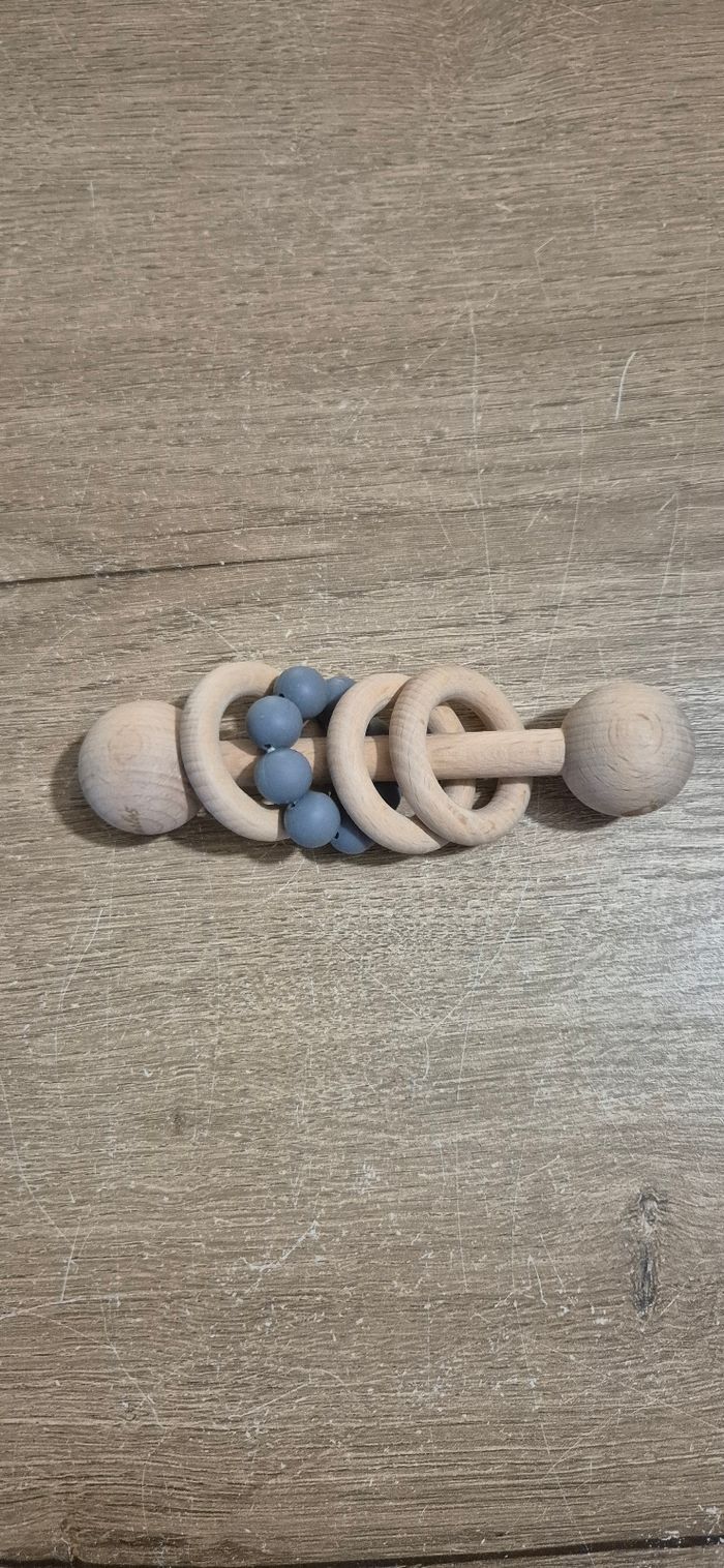 Hochet en bois et silicone - photo numéro 2