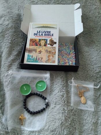 Livre du nouveau testament dans son co.ffret