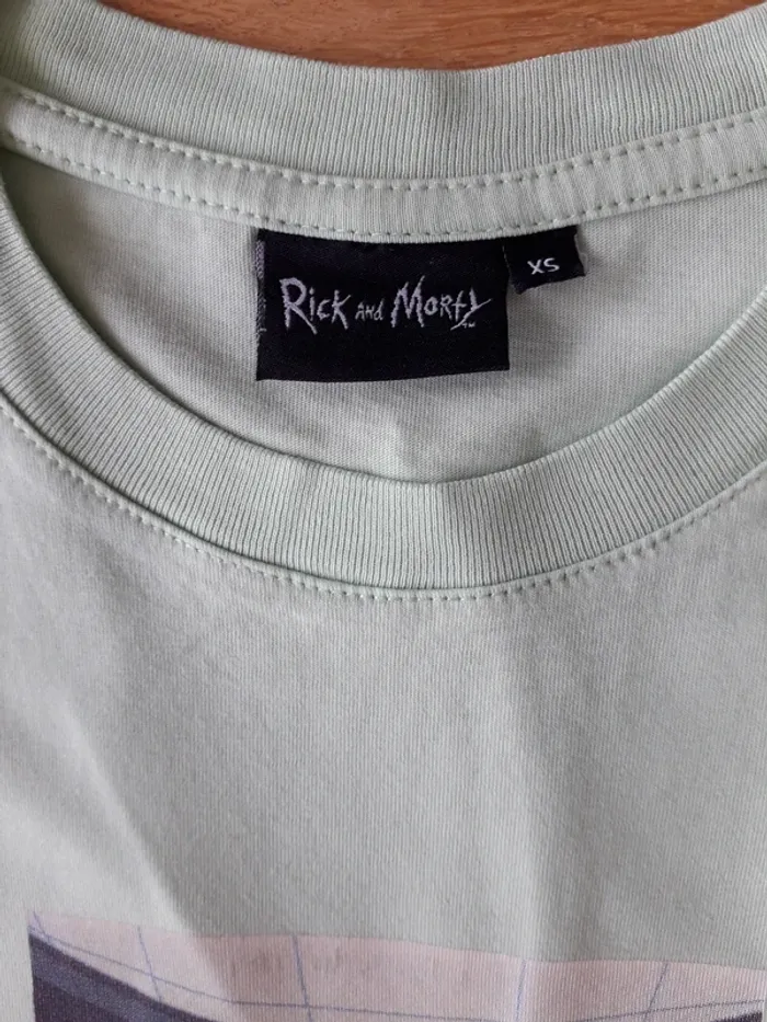 Tshirt manches courtes "rock and morty" - photo numéro 2