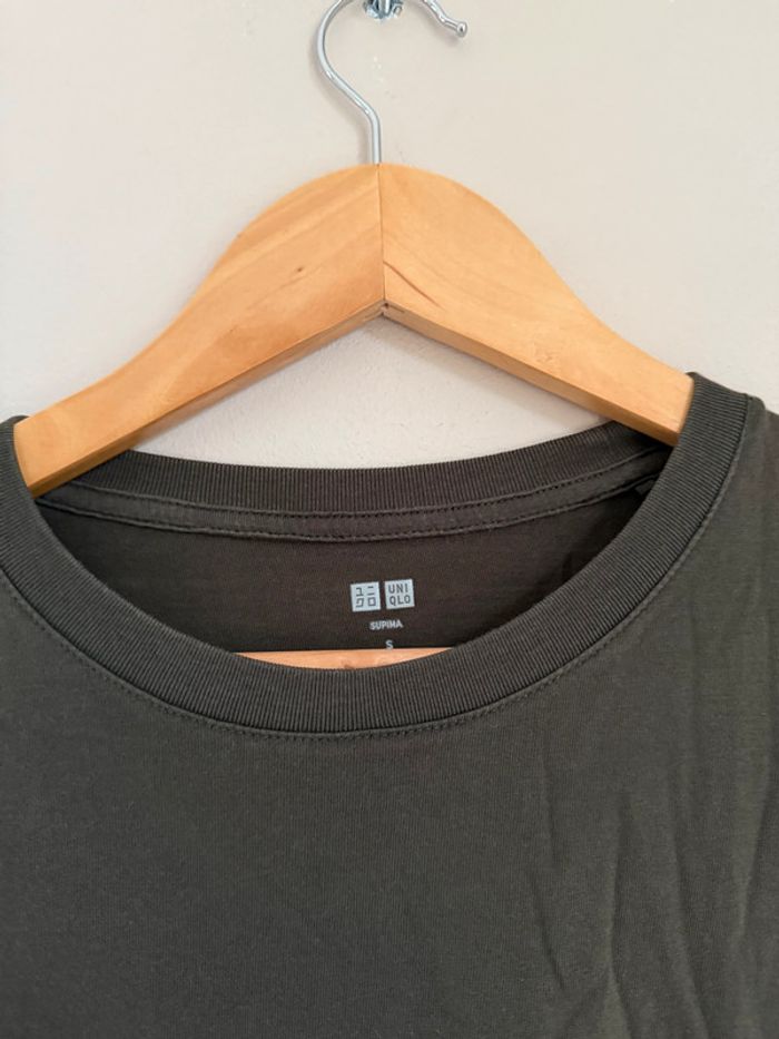 T-shirt kaki / gris Uniqlo - photo numéro 2
