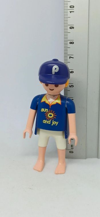 Homme avec short blanc et casquette playmobil