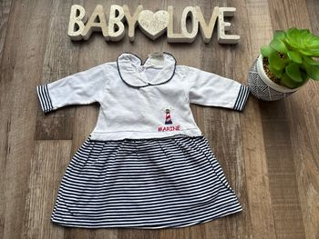 - Robe     - 6 mois - Très bon état, petite tache sur le col 