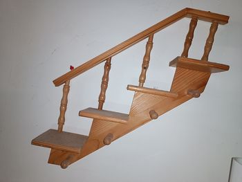 Étagère murale escalier avec crochets