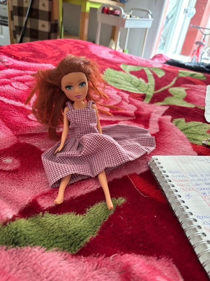 Poupée barbie avec sa tenue d’été