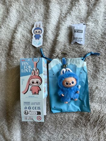 Labubu pin for love lettre O 💙 popmart