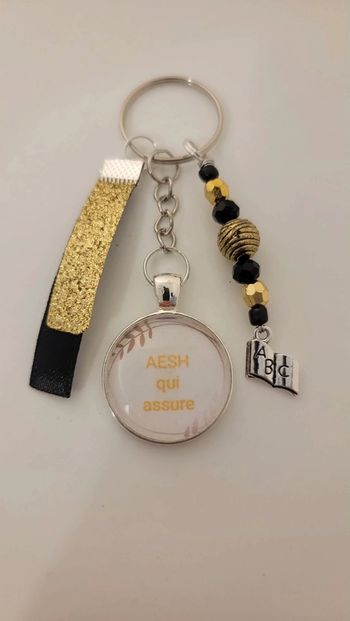 Cadeau Aesh,porte clé message bijoux de sac "aesh qui assure"