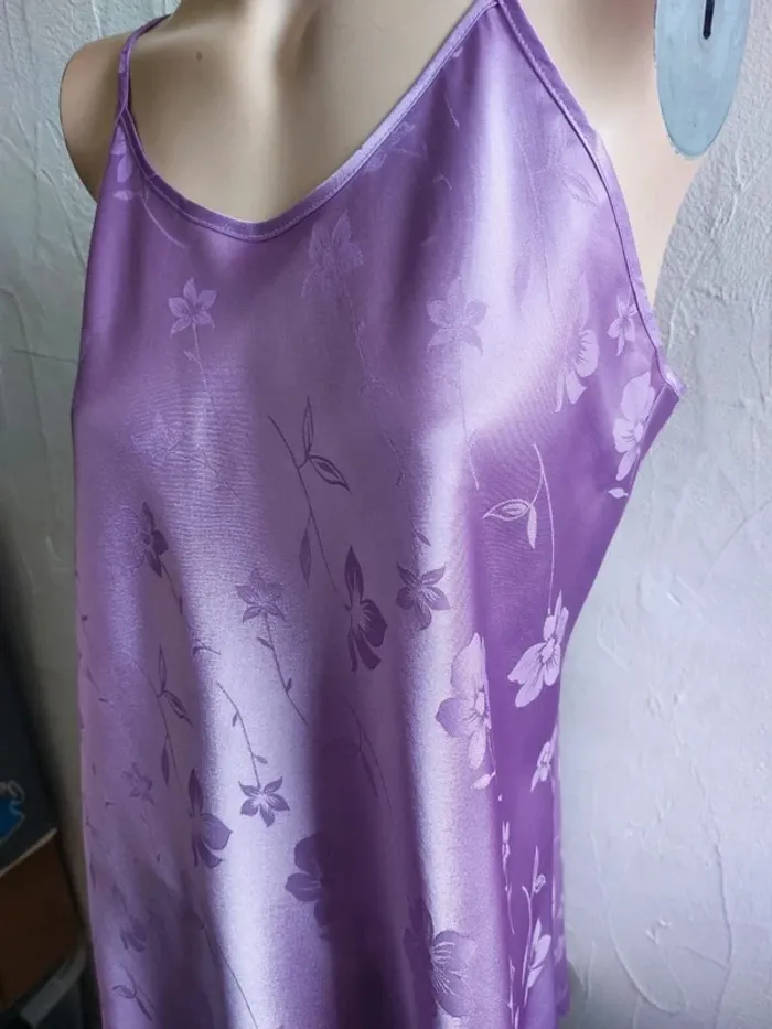 Nuisette satinée violet avec motifs floraux Taille 40/42 - photo numéro 3