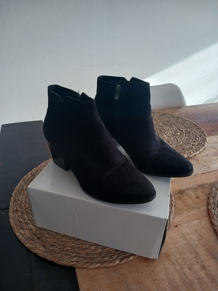 Haut pailette. + UNE PAIRE DE BOTTINE - photo numéro 2