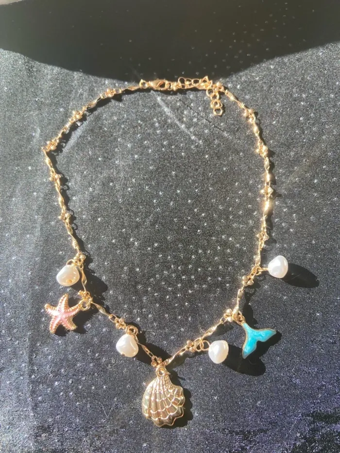 Collier breloques coquillages bleu doré