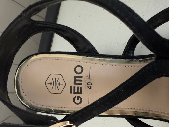 paire de chaussures ouverte - photo numéro 3