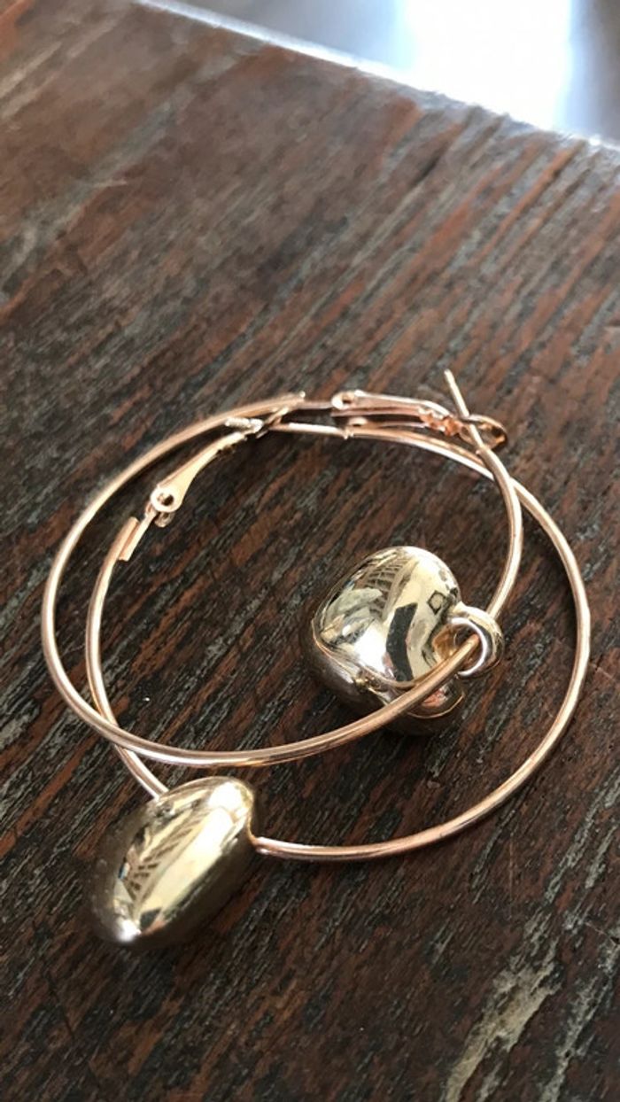 Boucles d’oreilles avec anneaux et cœurs