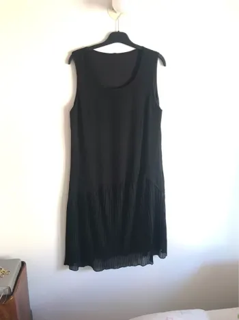 Petite robe noire fluide et légère sans manches taille 40/42