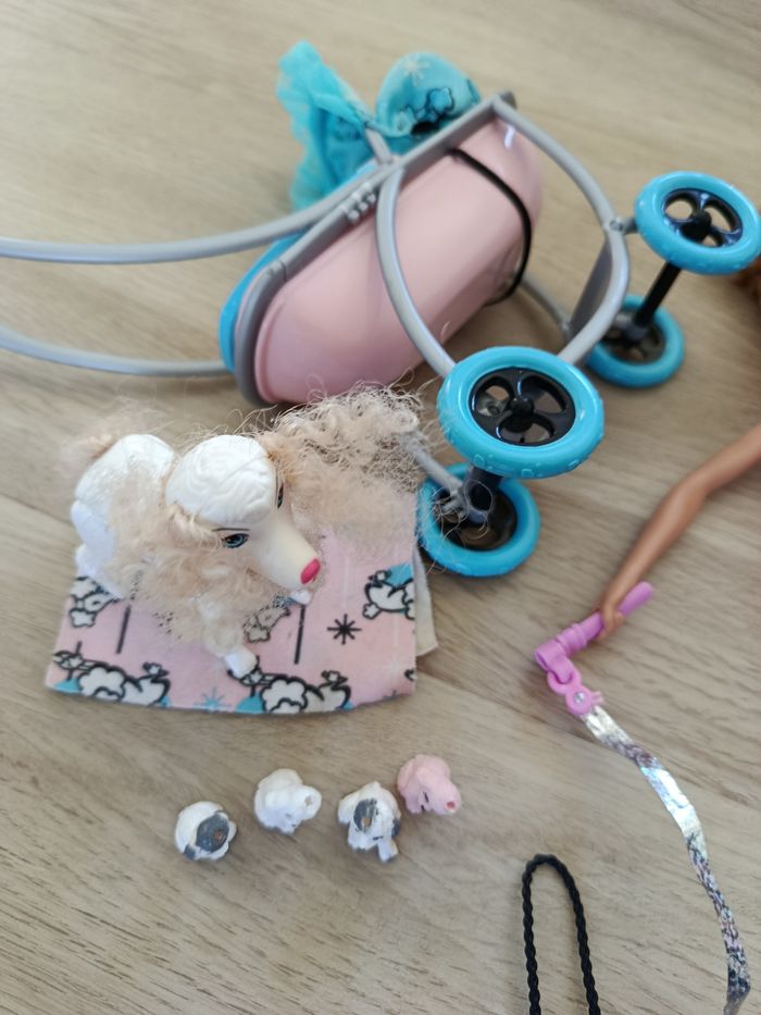Lot de 5 barbies avec accessoires et vêtements - photo numéro 5