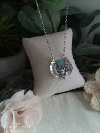 Collier scarabée argenté et pierre naturelle aigue marine