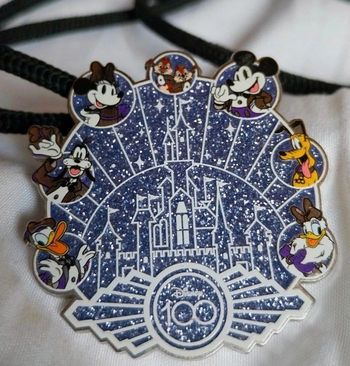 Collier des 100 ans disney cast member édition limitee