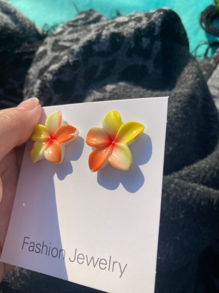 Boucles d’oreilles NEUVES pour femme forme de fleurs couleur jaune - photo numéro 5