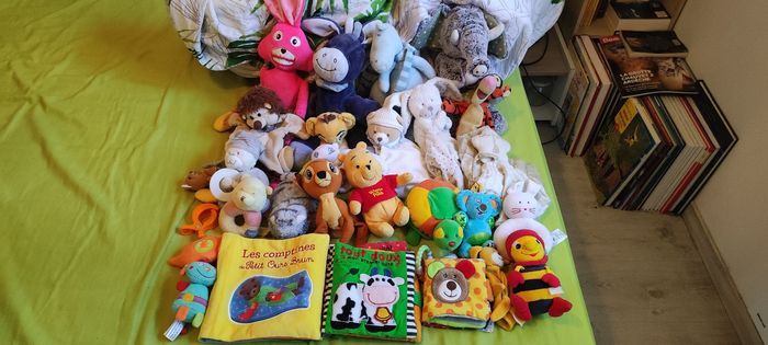 Peluches, hochets, livres et doudous