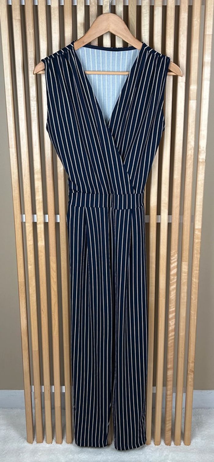 Un jumpsuit rayé élégant et chic - photo numéro 1