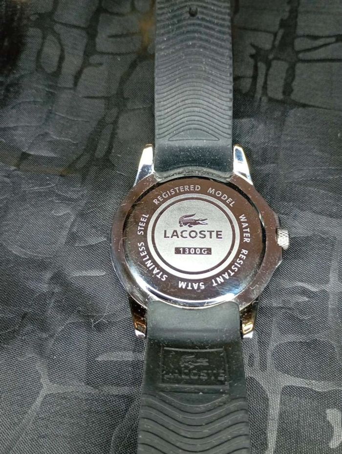 Montre Lacoste noire et argentée. - photo numéro 4