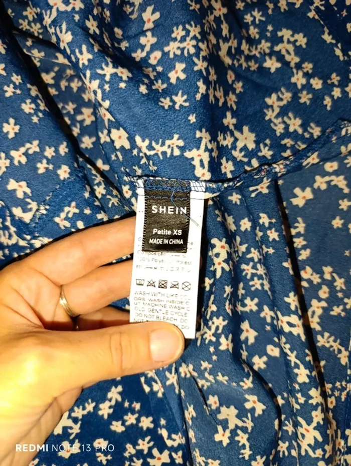 Robe shein xs bleu à fleurs blanches - photo numéro 2