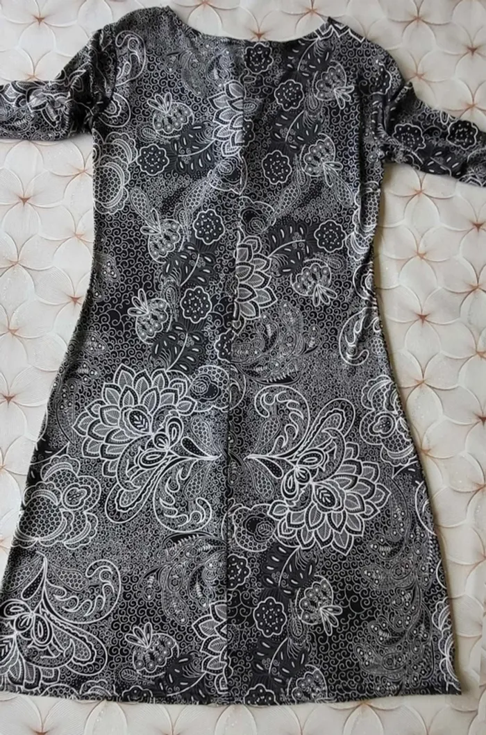 Robe  noire  et  blanche à  motif  floral  femme en  taille  38  en très  bon  état  y2k - photo numéro 2