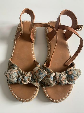 Jolies sandales fleuries taille 39