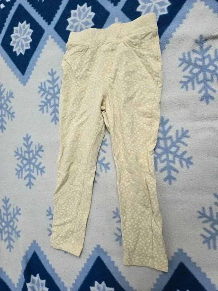 Pantalon jaune avec motif fleur blanche de la marque tex en taille 4-5 ans - photo numéro 4