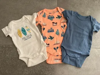 Lot de 3 bodies manche courte surfeur et vacances 3 mois