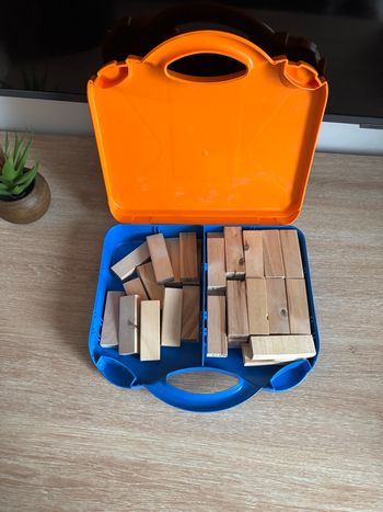 45 Battonés type kapla en bois avec boite de lego